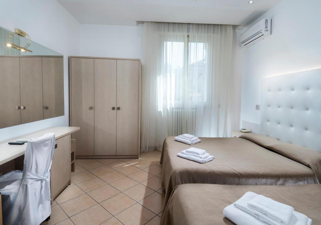 Hotel Mediterraneo Pesaro Exteriör bild