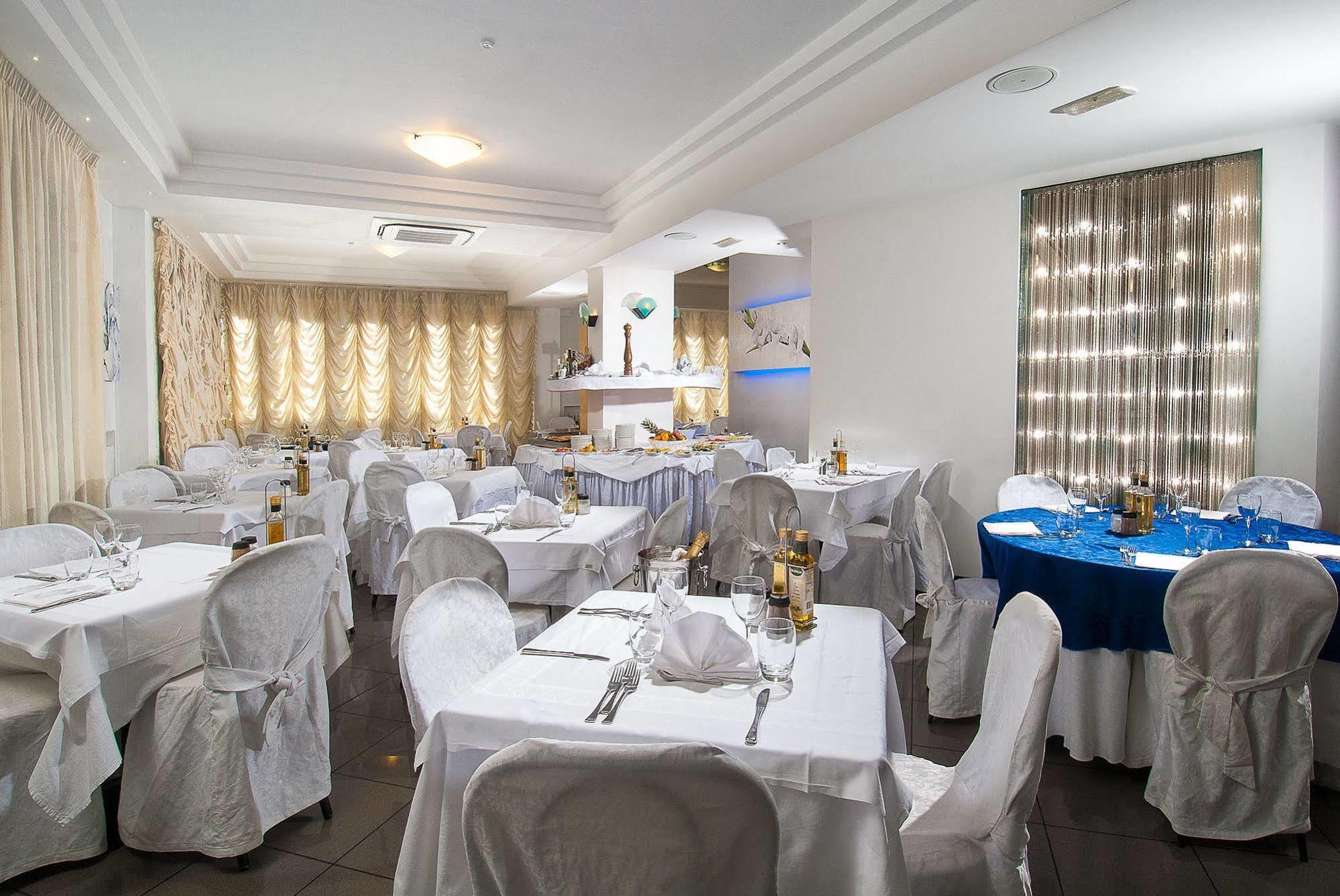 Hotel Mediterraneo Pesaro Exteriör bild