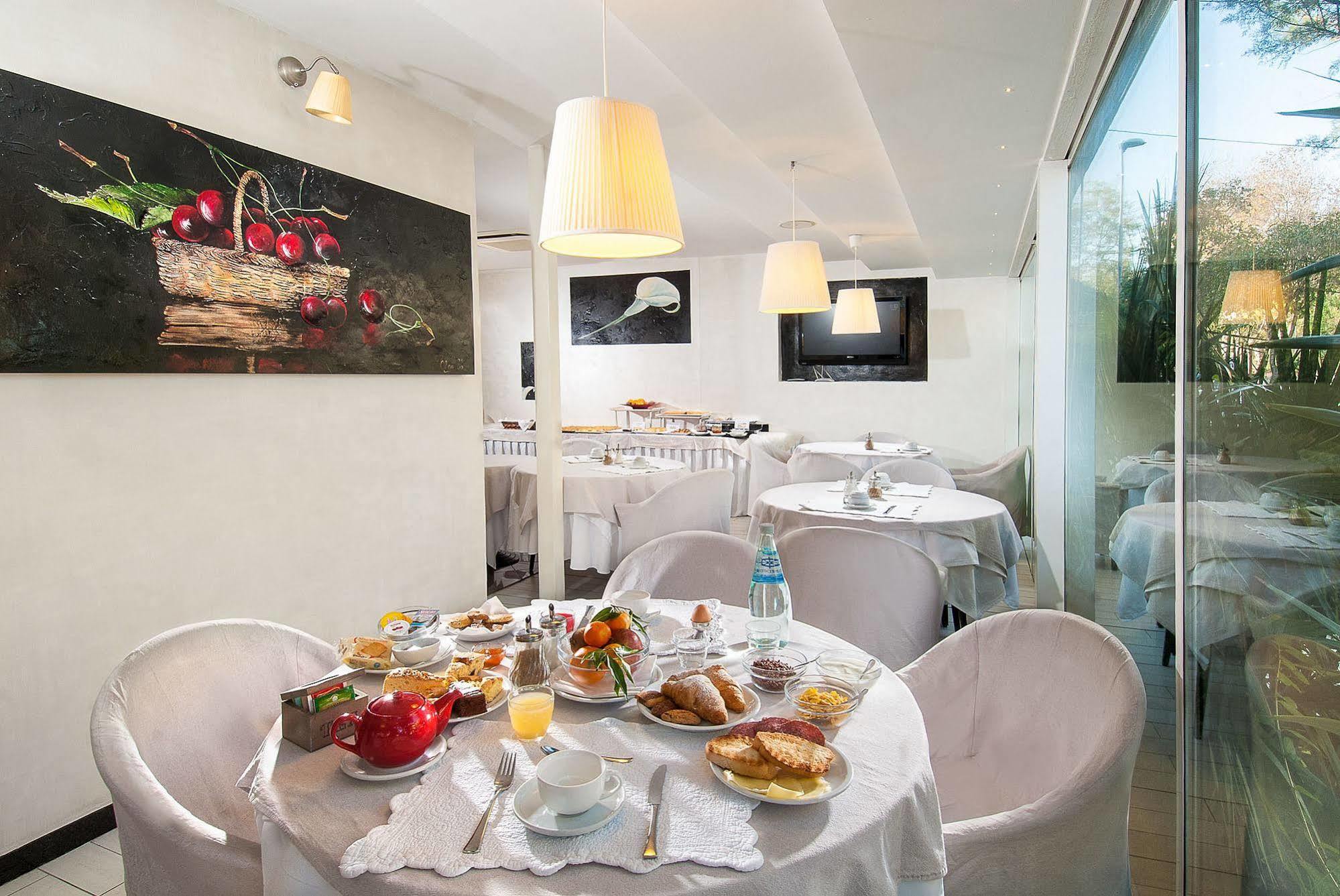 Hotel Mediterraneo Pesaro Exteriör bild