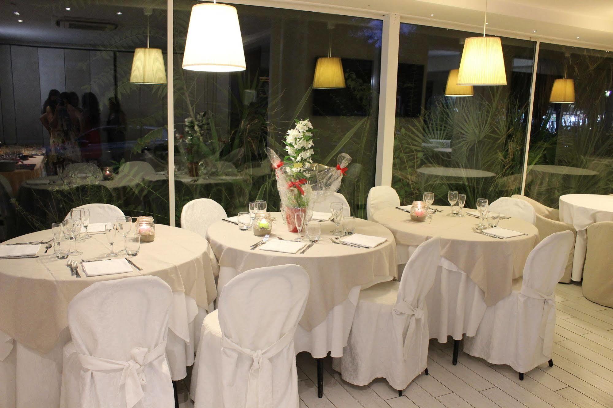Hotel Mediterraneo Pesaro Exteriör bild