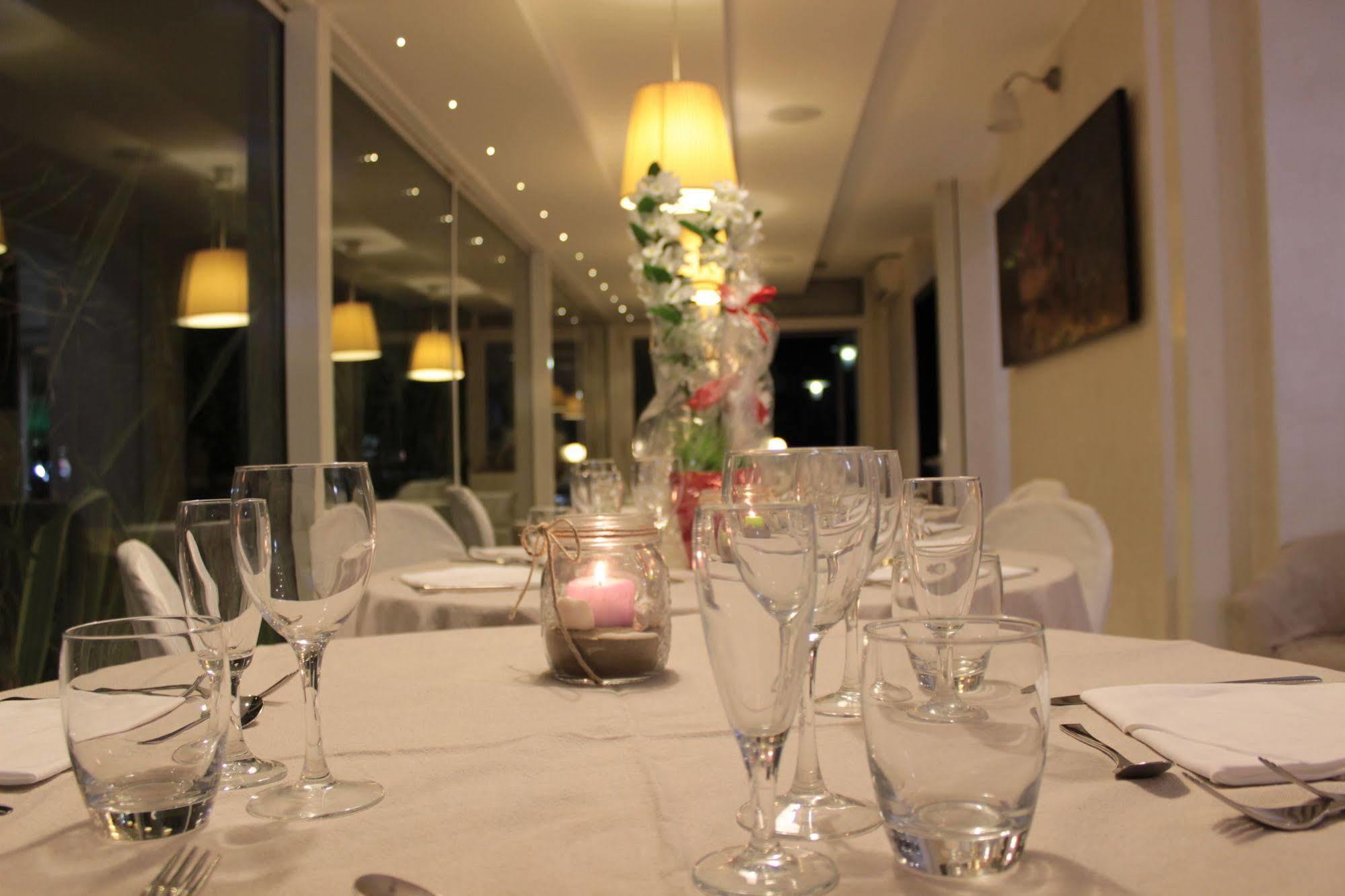 Hotel Mediterraneo Pesaro Exteriör bild