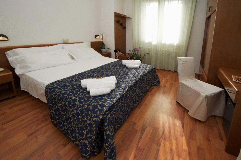 Hotel Mediterraneo Pesaro Rum bild