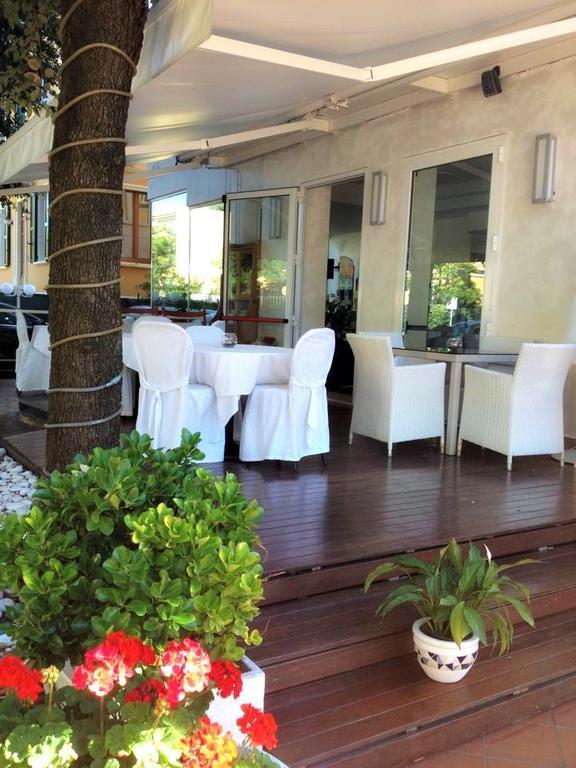 Hotel Mediterraneo Pesaro Exteriör bild